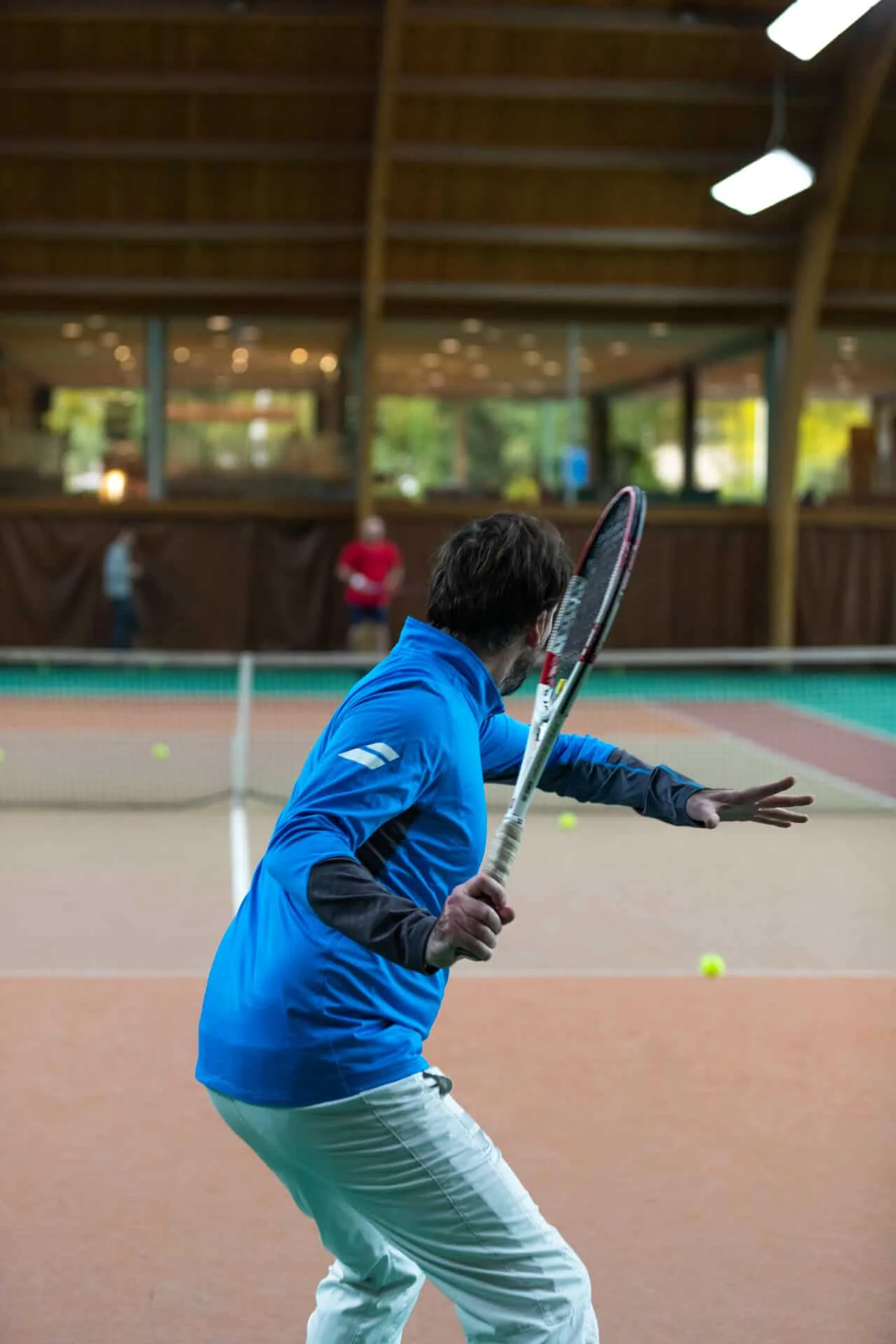 Coach en pleine action sur terrain intérieur